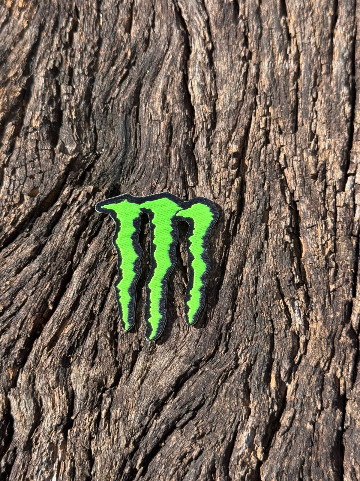 Adesivo de Chapéu Monster Neon